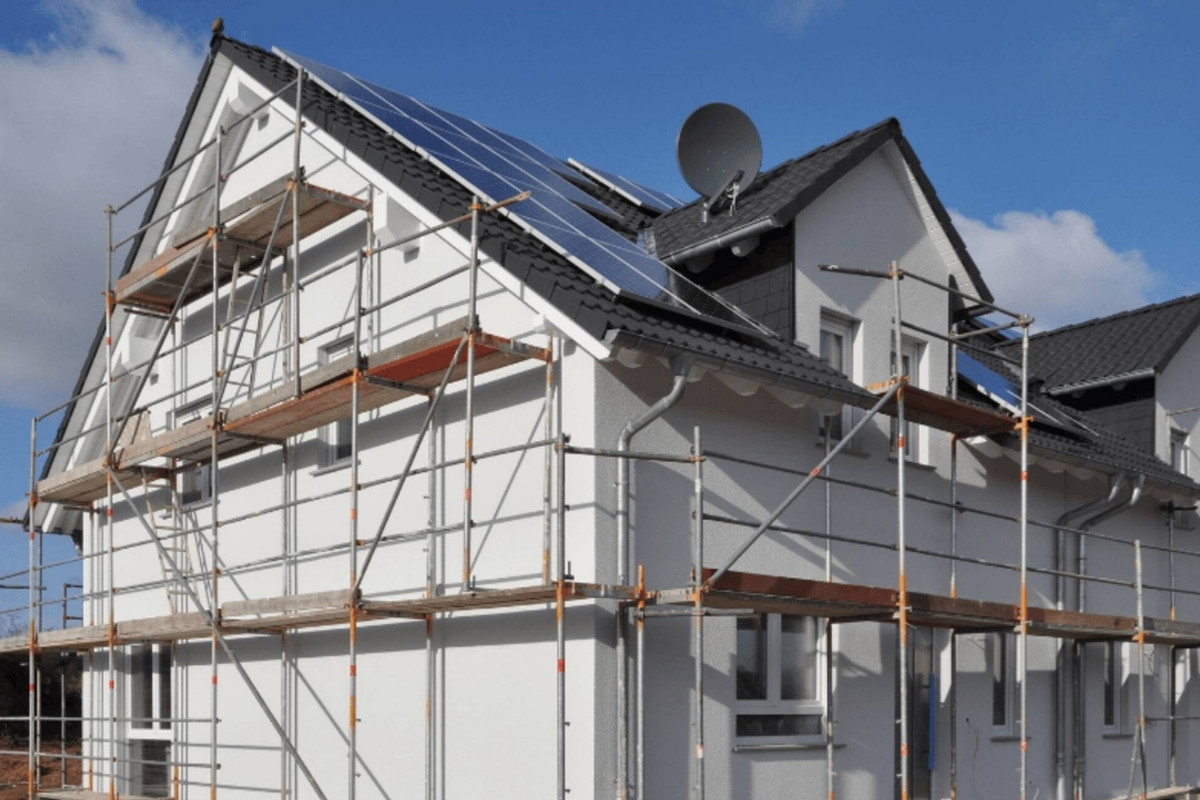 Fassade vorbereiten – Untergrund prüfen und reinigen