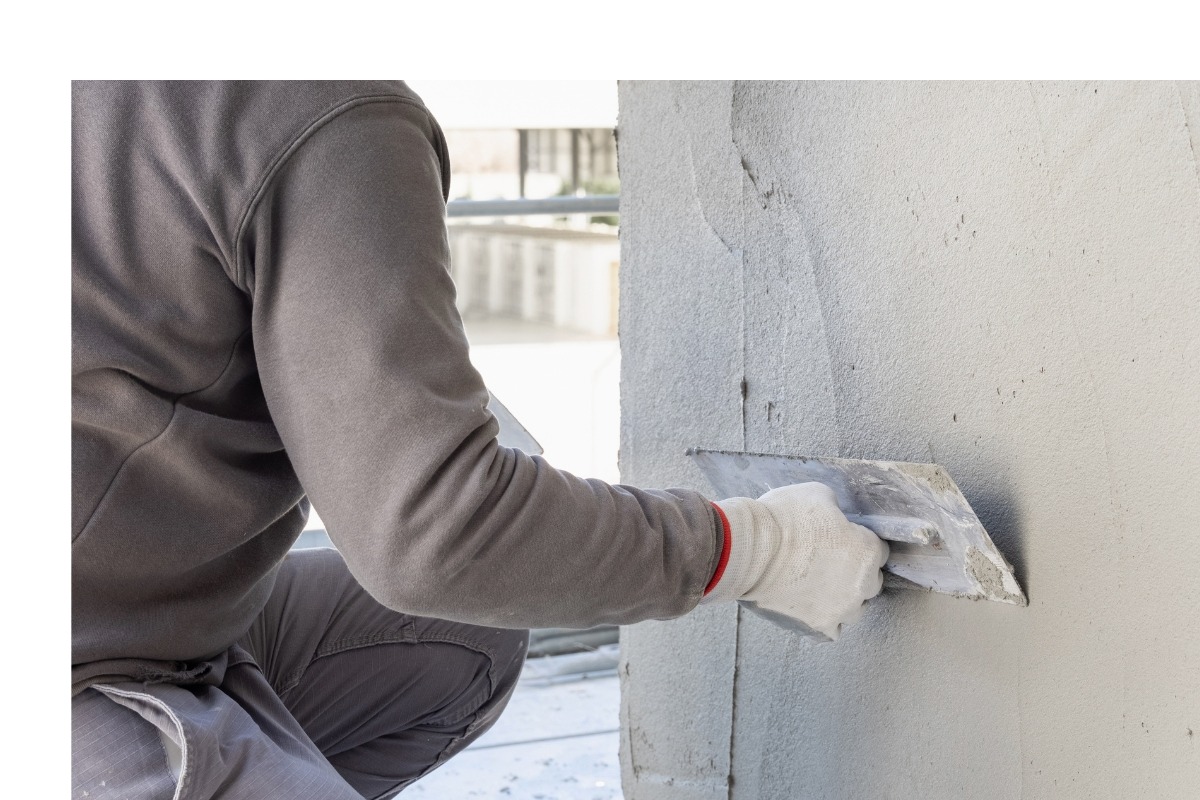 Grundputz gleichmäßig auf die Fassade auftragen